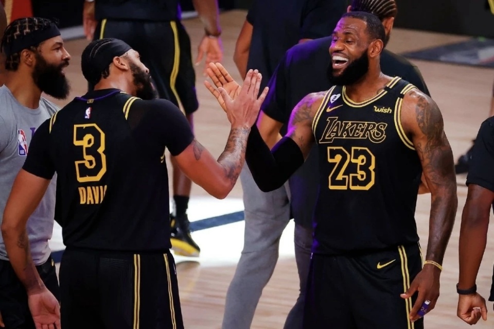 利曙光, 美弧线压哨